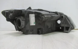 Фара ксенон левая для Volkswagen Polo 2013 года на фотографиях