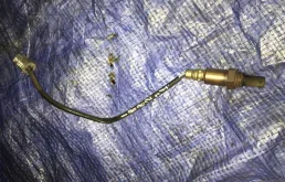 Лямбда-зонд (верхний) для Nissan X-Trail на фотографиях