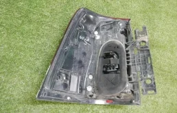 Фонарь правый для Toyota Land Cruiser 2015 года на фотографиях