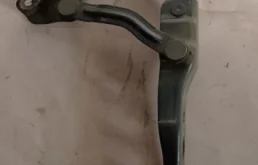 Петля капота правая для Skoda Octavia 2010 года на фотографиях