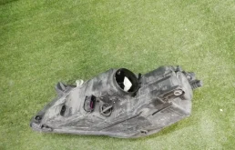 Фара правая для Volkswagen Tiguan 2010 года на фотографиях