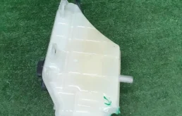 Бачок стеклоомывателя передний для Toyota Land Cruiser 2018 года на фотографиях