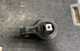 Опора двигателя передняя левая нижняя для Nissan Teana 2010 года на фотографиях