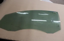 Стекло двери переднее левое для Volkswagen Passat 2011 года на фотографиях