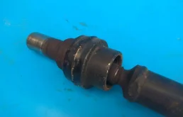 Карданный вал задний для Mitsubishi Pajero 2005 года на фотографиях