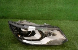 Фара правая для Volkswagen Tiguan 2007 года на фотографиях