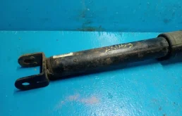 Амортизатор передний правый для Nissan Teana 2010 года на фотографиях