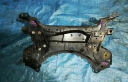 Подрамник двигателя для Toyota RAV4 2008 года на фотографиях