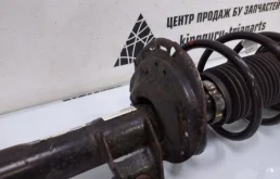 Амортизатор передний левый для Skoda Octavia 2020 года на фотографиях