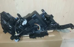 Фара ксенон левая для Toyota Land Cruiser 2020 года на фотографиях