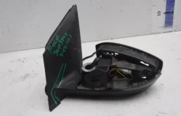 Стекла и зеркала для Volkswagen Polo 2019 года на фотографиях