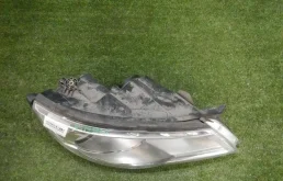 Фара правая для Volkswagen Tiguan 2010 года на фотографиях