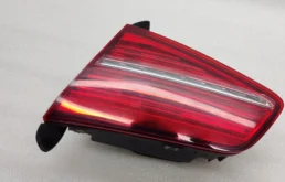 Фонарь внутренний правый для Volkswagen Passat 2019 года на фотографиях