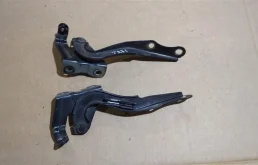 Петля капота правая для Toyota Avensis на фотографиях