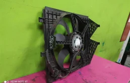 Вентилятор радиатора охлаждения ДВС для Volkswagen Polo 2014 года на фотографиях