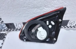 Фонарь внутренний левый для Nissan Qashqai 2010 года на фотографиях