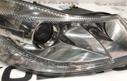 Фара ксенон левая для Skoda Octavia 2010 года на фотографиях