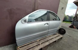 Стекла и зеркала для Mercedes-Benz C class 2004 года на фотографиях