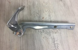 Крепление петли капота для Volkswagen Tiguan на фотографиях