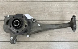 Кулак поворотный правый для Audi A4 2009 года на фотографиях