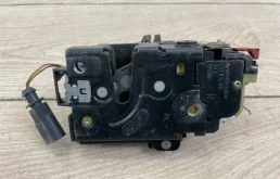 Замок двери задней правой для Volkswagen Touareg 2003 года на фотографиях