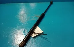 Амортизатор капота правый для Nissan Teana 2015 года на фотографиях