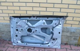 Дверь передняя правая для Audi A6 2002 года на фотографиях