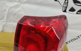 Фонарь правый для Toyota Land Cruiser 2008 года на фотографиях