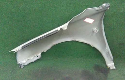Крыло правое для Toyota Avensis 2004 года на фотографиях