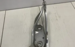 Петля капота правая для Skoda Octavia 2018 года на фотографиях