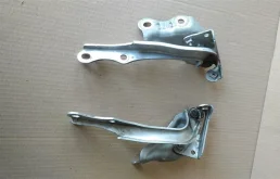 Петля капота правая для Toyota Land Cruiser 2008 года на фотографиях