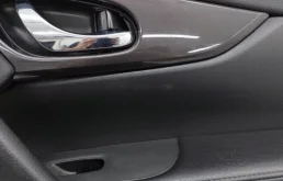 Уплотнитель передней правой двери для Nissan X-Trail 2022 года на фотографиях