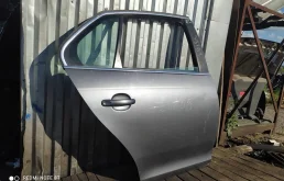 Дверь задняя правая для Volkswagen Jetta 2007 года на фотографиях