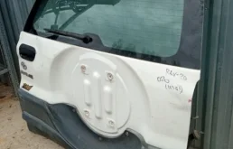 Крышка багажника для Toyota RAV4 2004 года на фотографиях