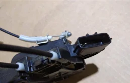 Замок передней левой двери для Nissan X-Trail 2014 года на фотографиях