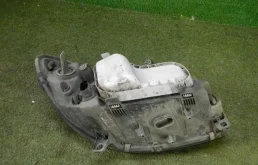 Фара правая для Mercedes-Benz Vito 2005 года на фотографиях