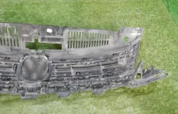 Решетка переднего бампера для Volkswagen Tiguan 2008 года на фотографиях