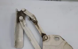 Петля капота правая для Volkswagen Caddy 2017 года на фотографиях