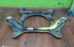 Подрамник двигателя для Volkswagen Touareg 2004 года на фотографиях