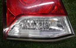 Фонарь внутренний левый для Toyota Land Cruiser 2008 года на фотографиях