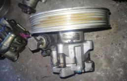 Насос ГУР для Audi A4 2001 года на фотографиях