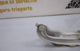 Петля капота левая для Skoda Octavia на фотографиях