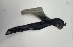 Петля капота левая для Peugeot 308 2010 года на фотографиях