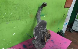 Кулак поворотный левый для Audi A6 2012 года на фотографиях