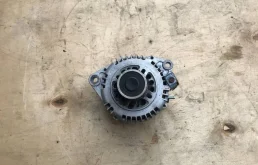 Генератор для Nissan X-Trail 2000 года на фотографиях