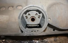 Подрамник двигателя для Volkswagen Tiguan 2010 года на фотографиях