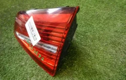 Фонарь внутренний правый для Volkswagen Passat 2019 года на фотографиях