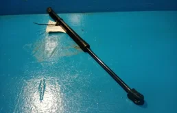 Амортизатор капота правый для Nissan Teana 2015 года на фотографиях