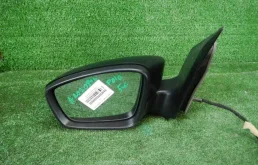 Стекла и зеркала для Volkswagen Polo 2014 года на фотографиях