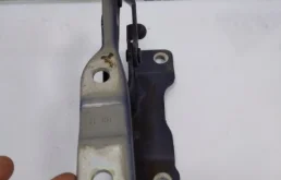 Крепление петли капота для Hyundai Tucson на фотографиях